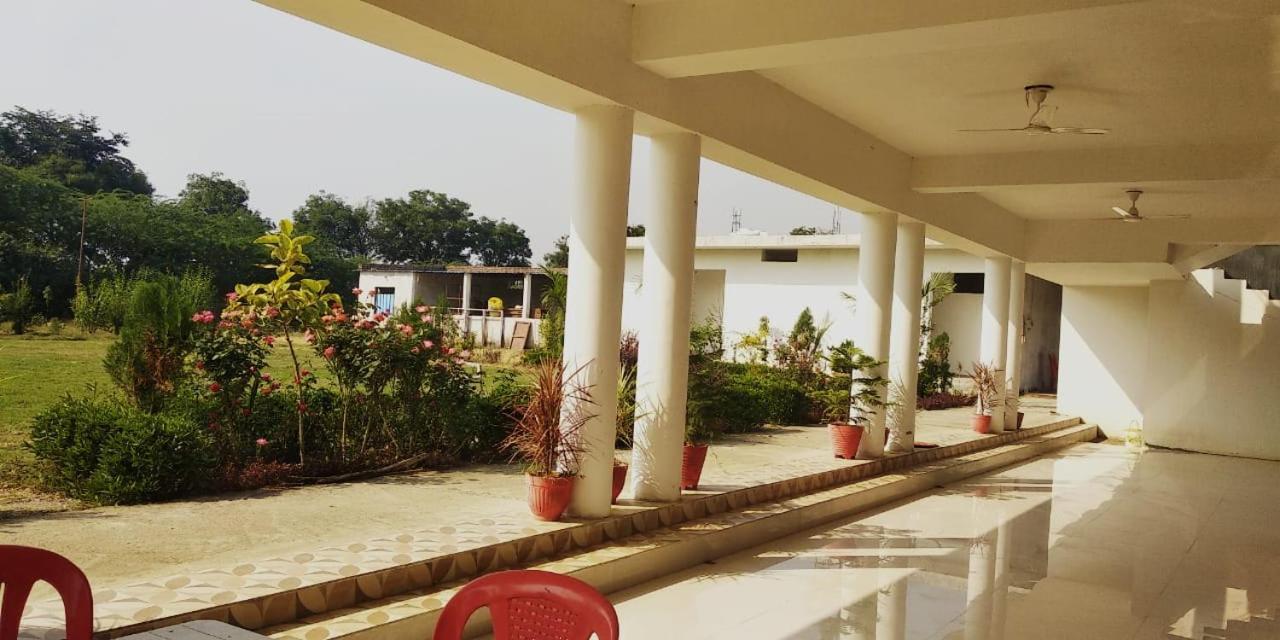 Hotel Radha Rani Mahal Khajurāho Esterno foto