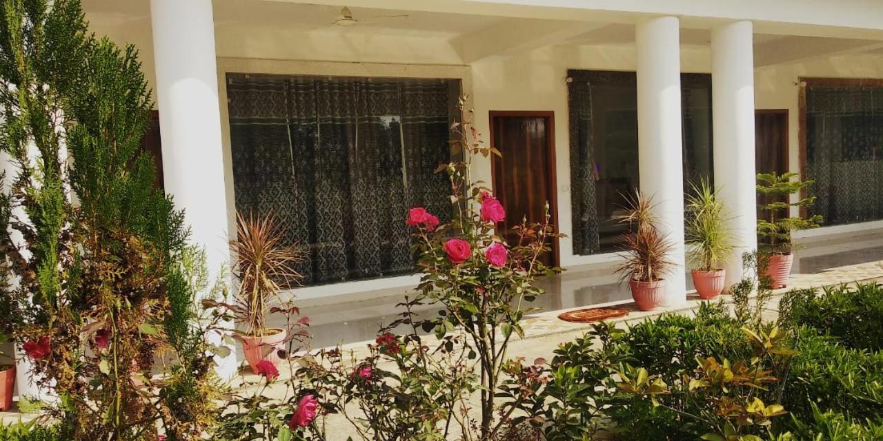 Hotel Radha Rani Mahal Khajurāho Esterno foto