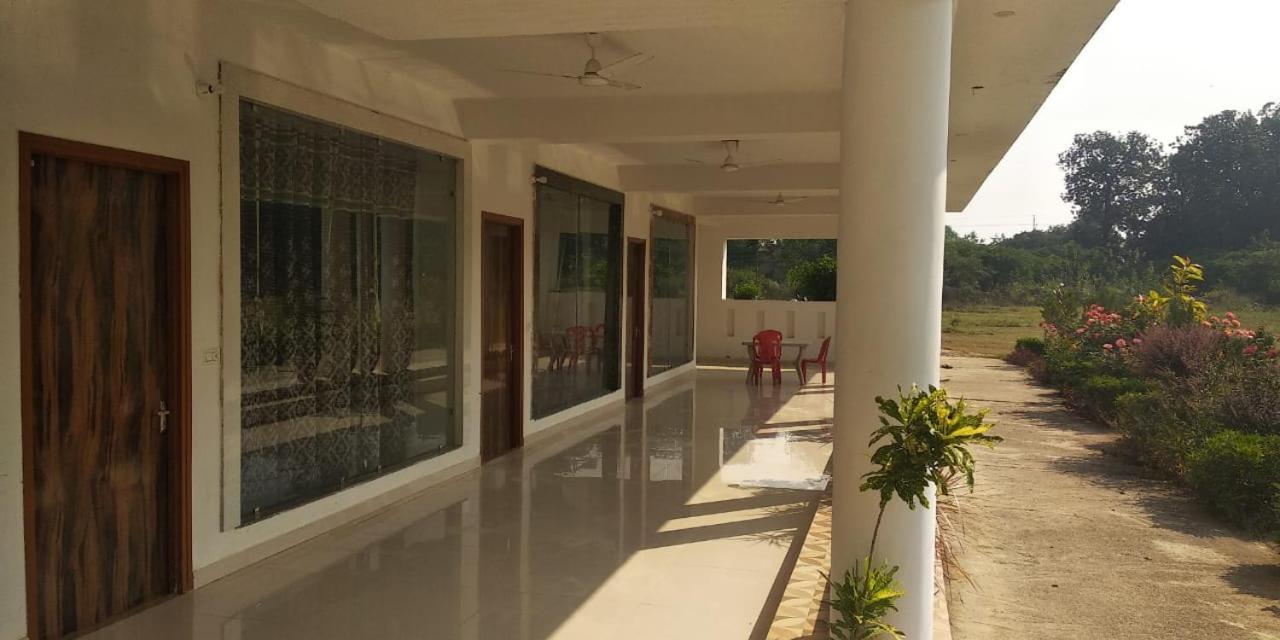 Hotel Radha Rani Mahal Khajurāho Esterno foto