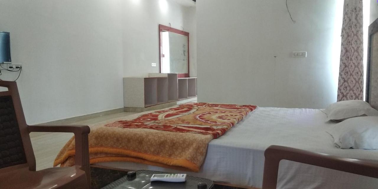 Hotel Radha Rani Mahal Khajurāho Esterno foto